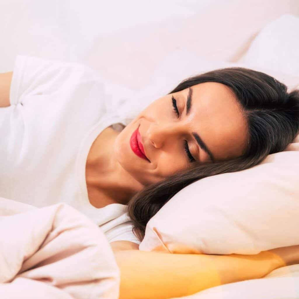 Vrouw ligt in zijhouding op beste matras voor zijslaper