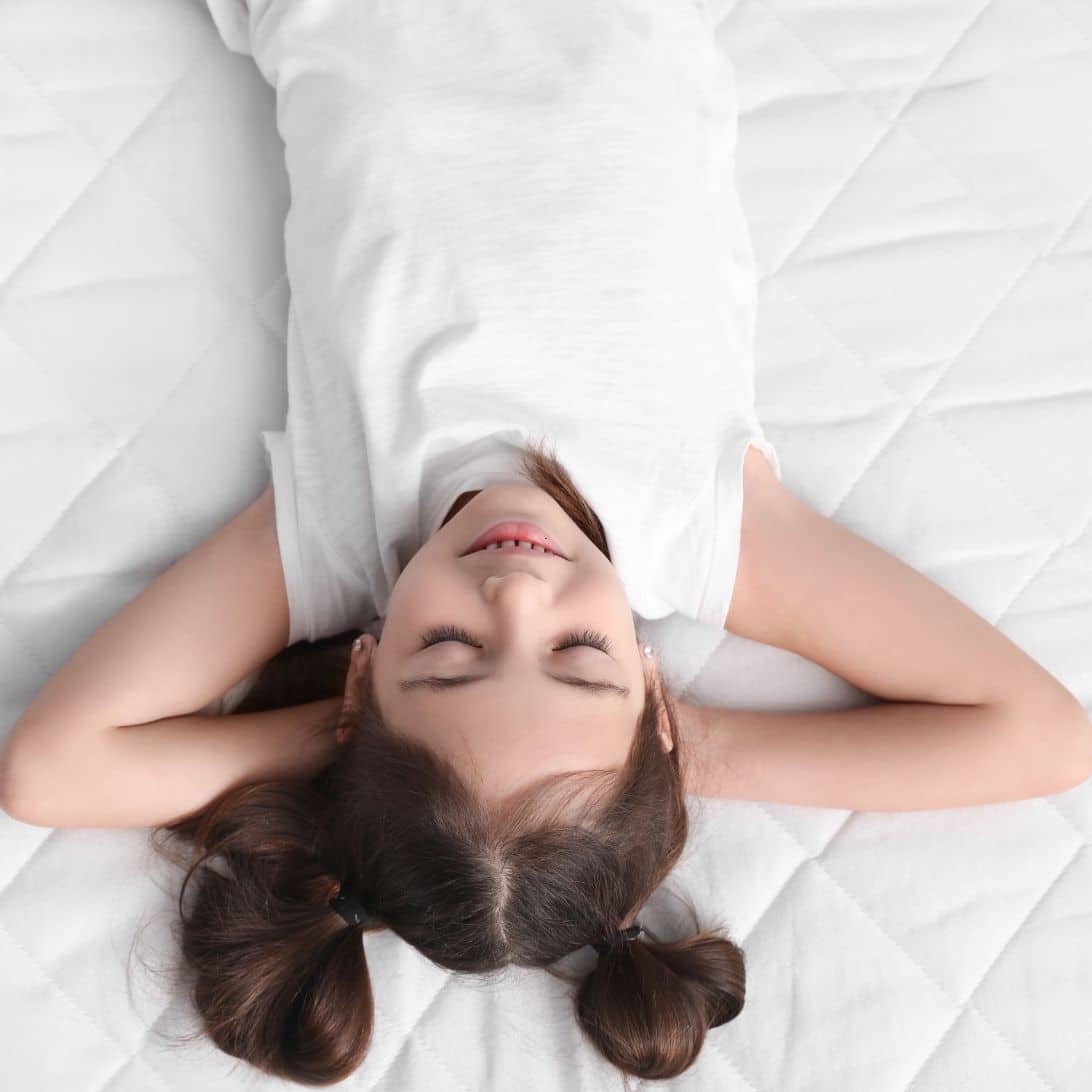 Kind ligt op matras Matt Sleeps