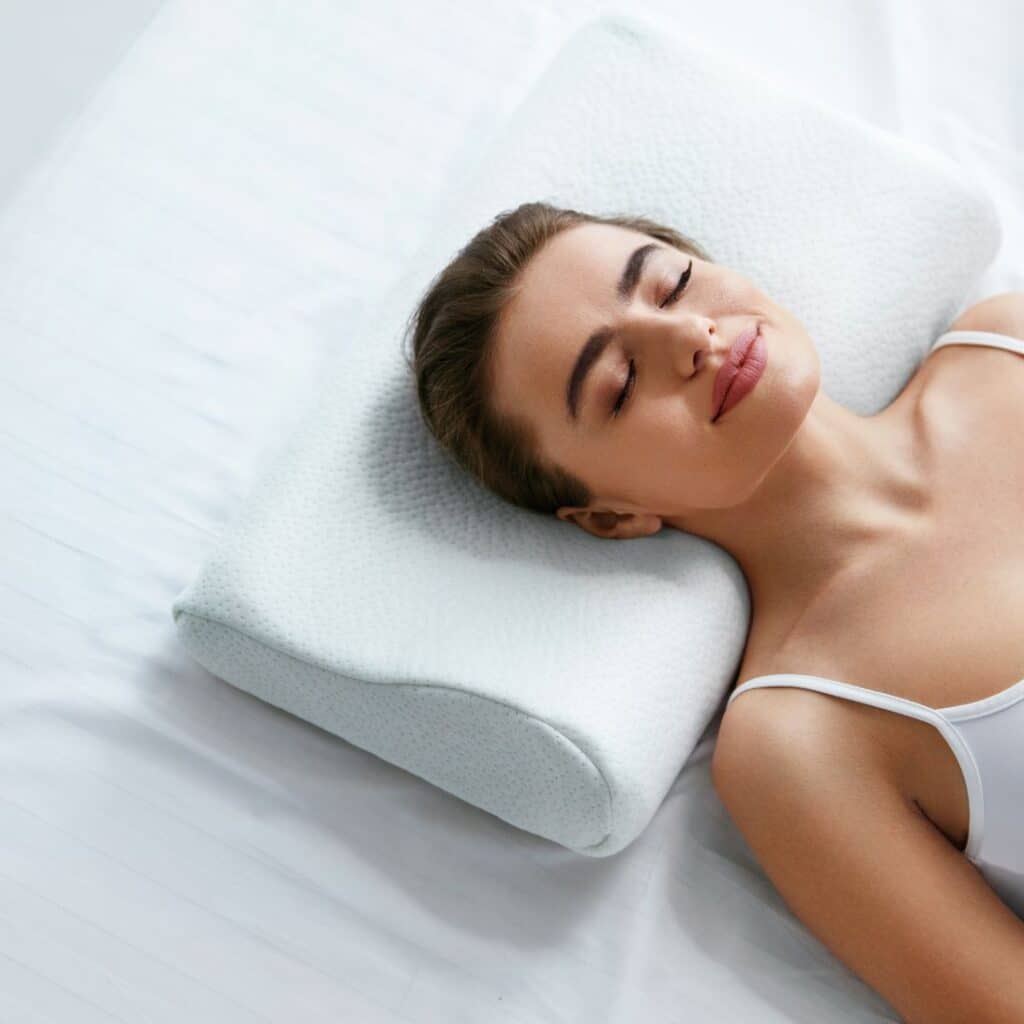 Vrouw ligt op orthopedisch kussen