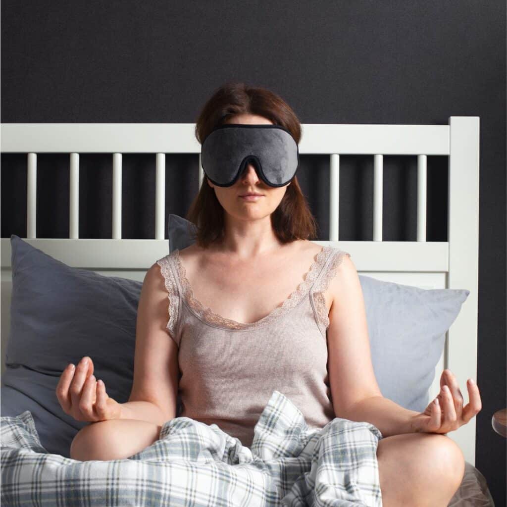 Vrouw doet aan slaapmeditatie in bed