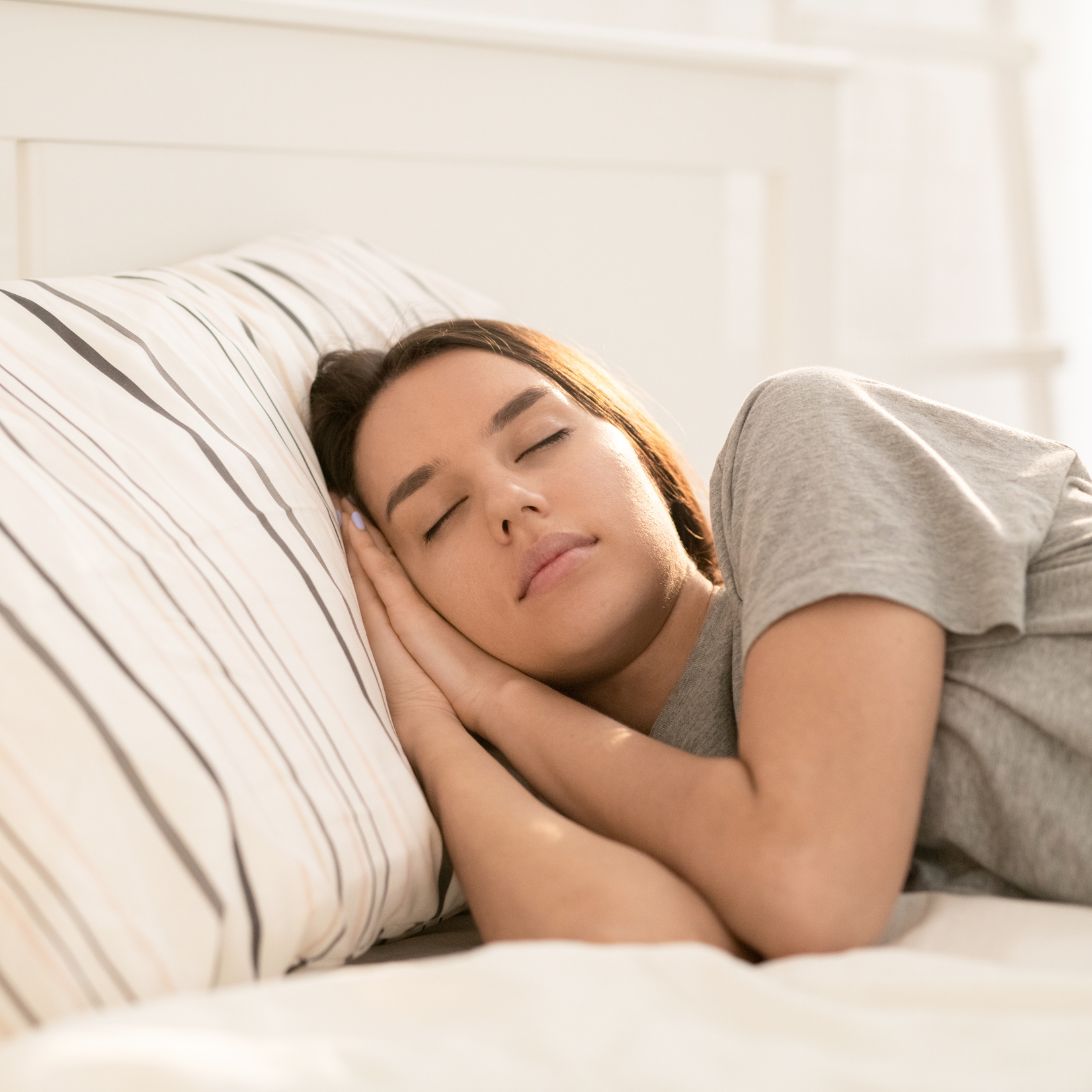 Vrouw ligt te slapen in bed