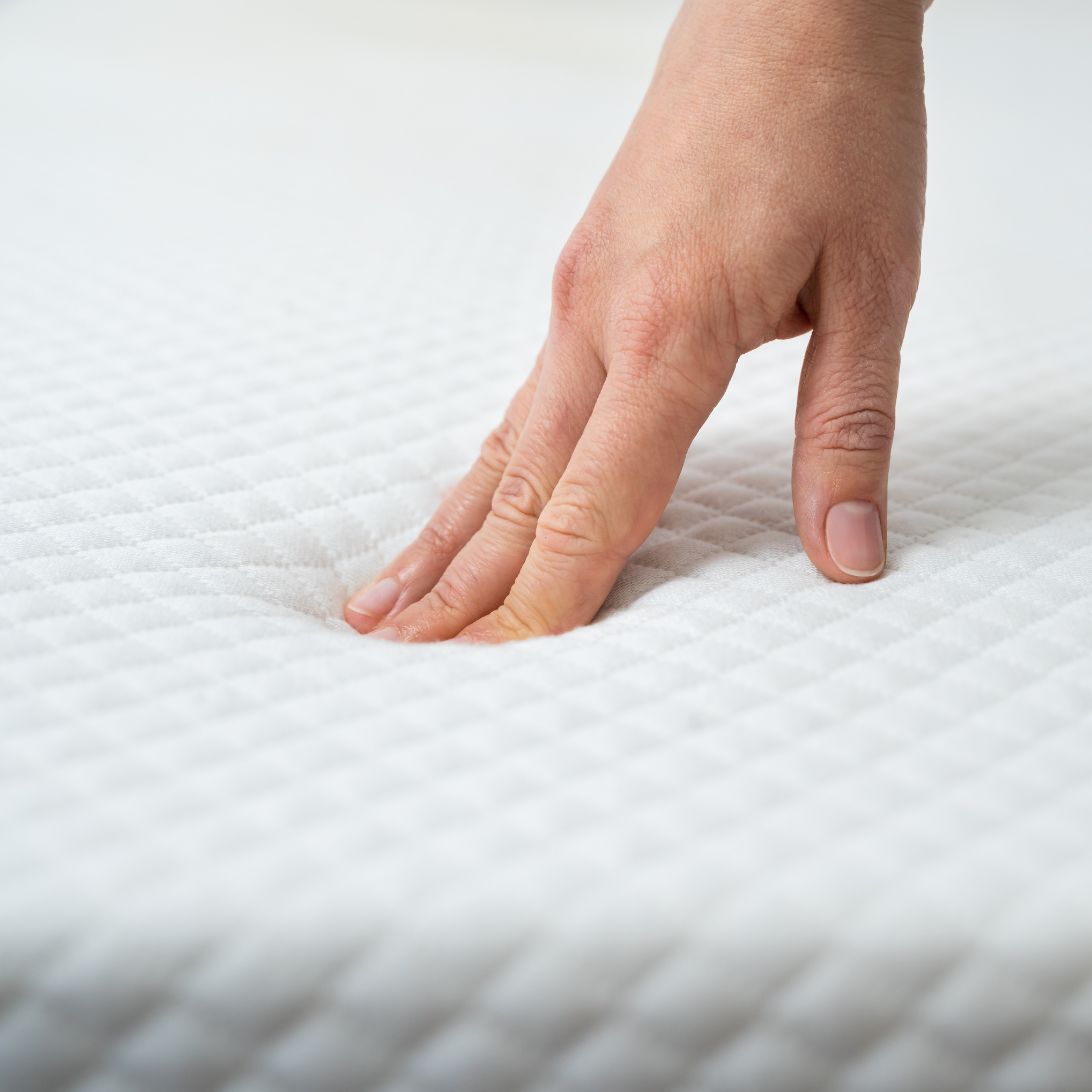 Matras met hand erop