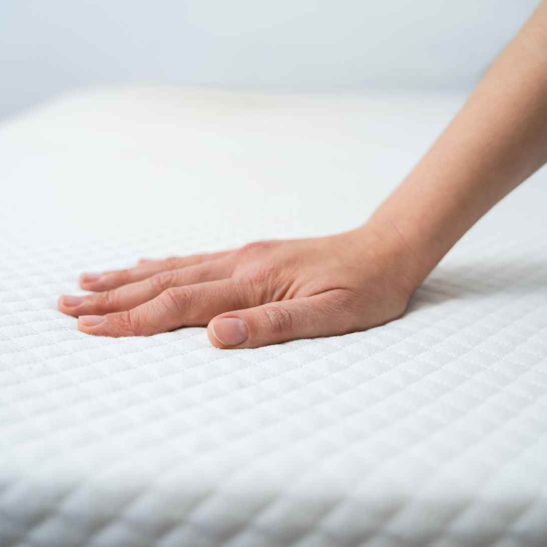 Hand op matras