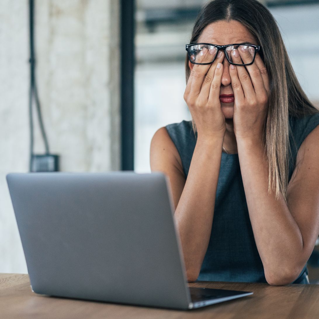 Vrouw met slaap op werk, voor een laptop