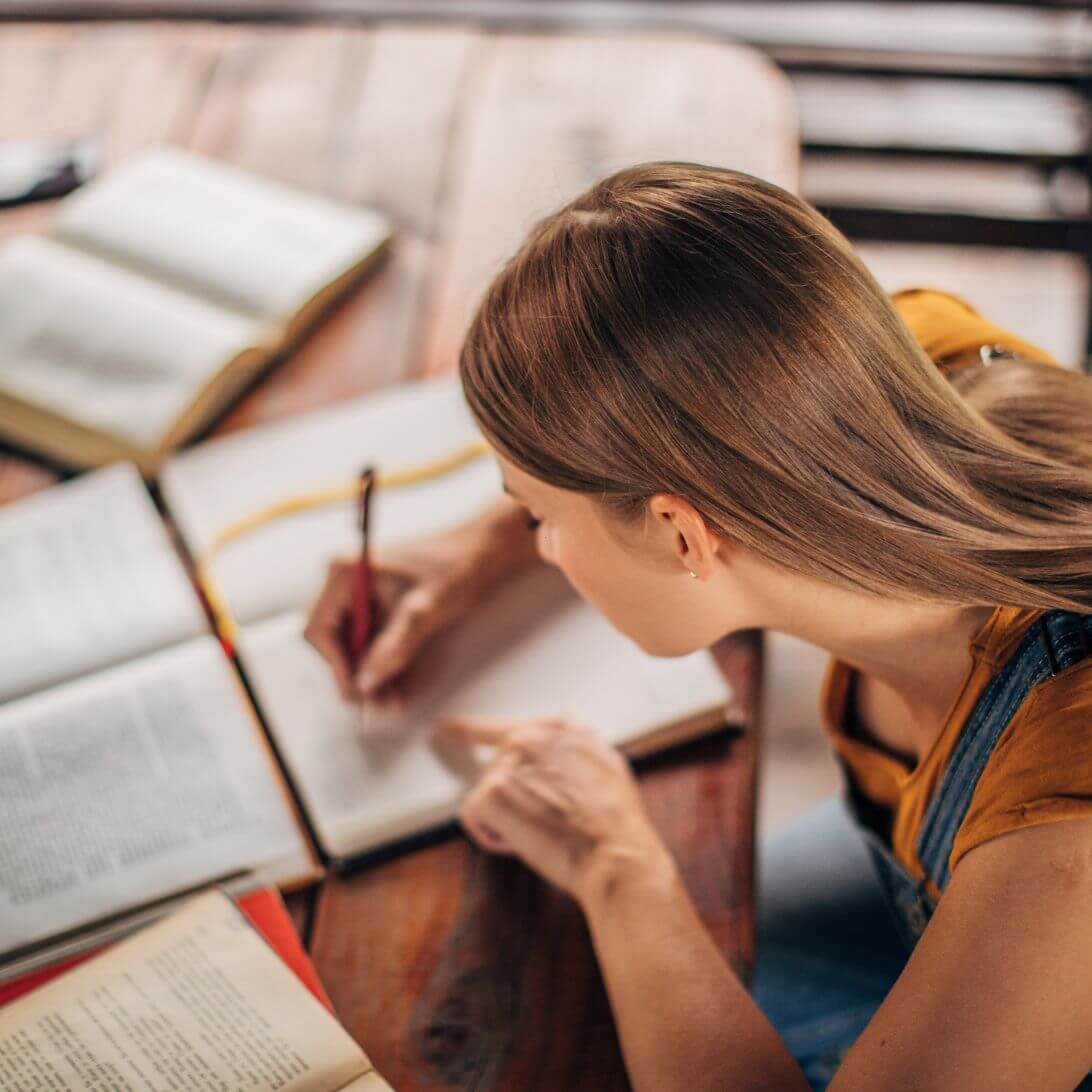 Vrouw is aan het leren en schrijf notities in een schrift