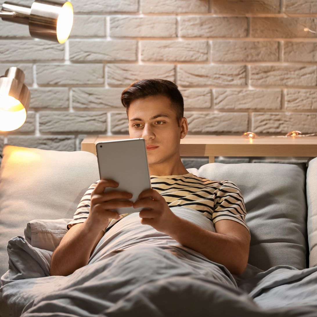 Man in bed met slaapproblemen danzkij tablet