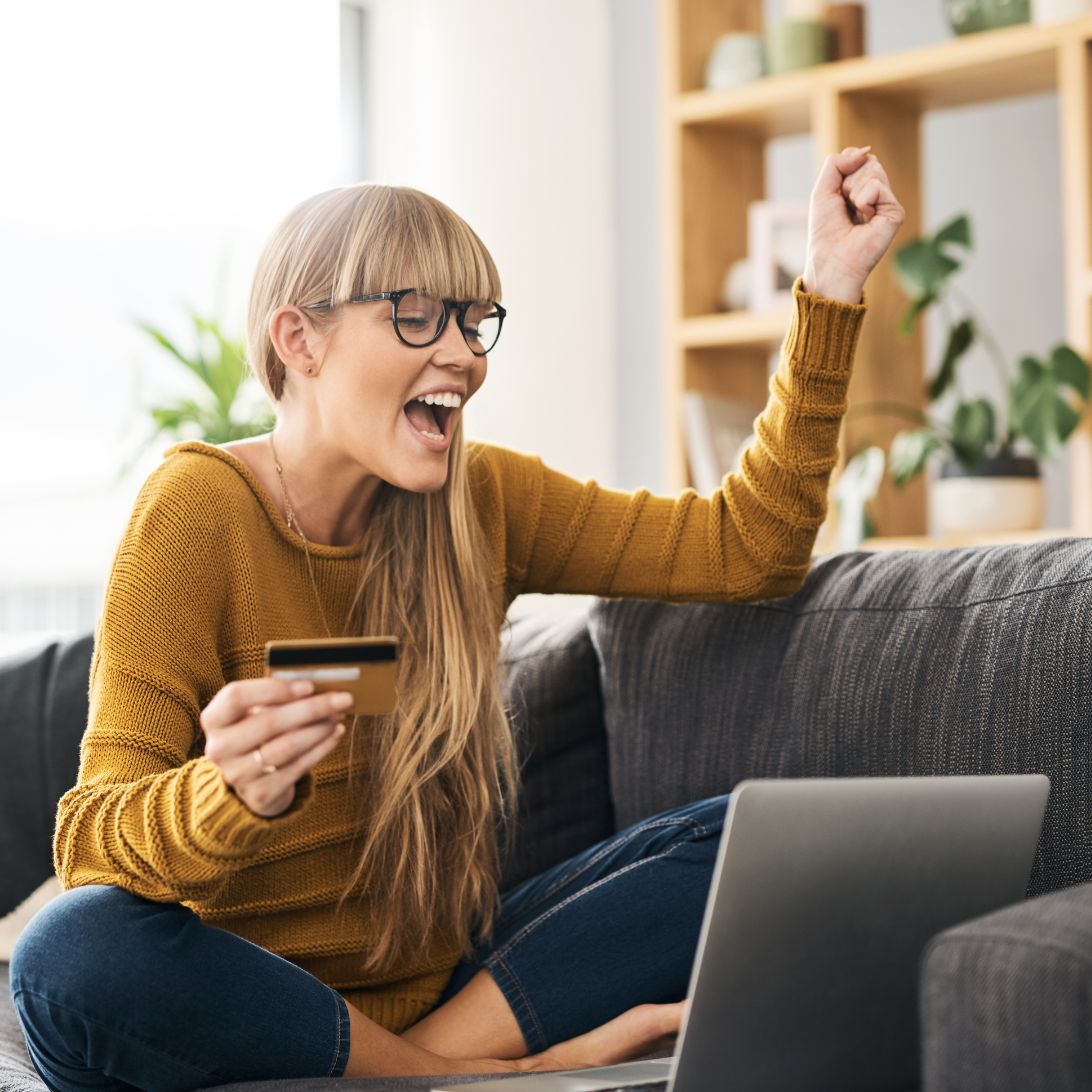 Vrouw koopt online matras met korting en juicht na aankoop