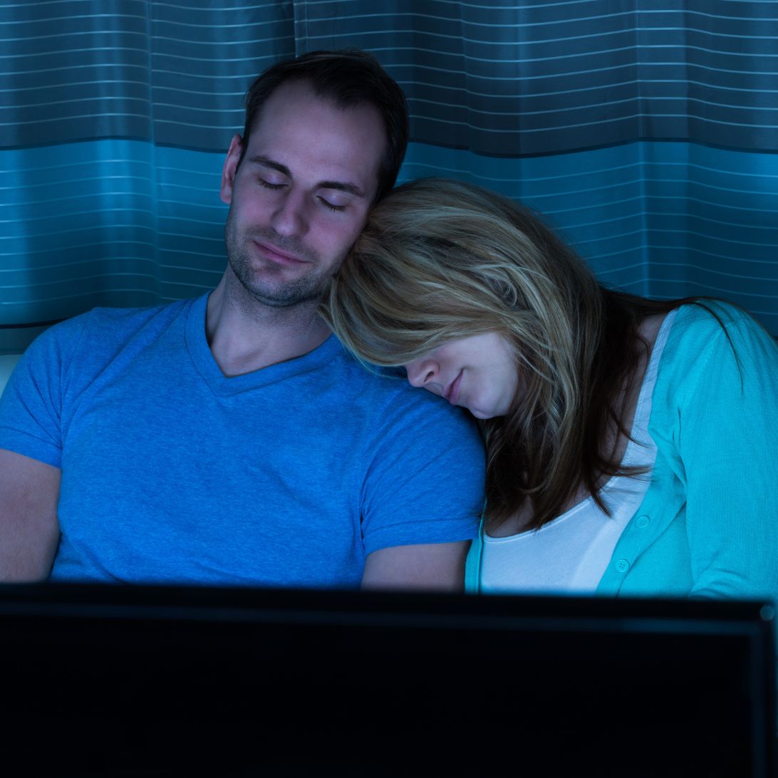 Man en vrouw slapen voor  de TV