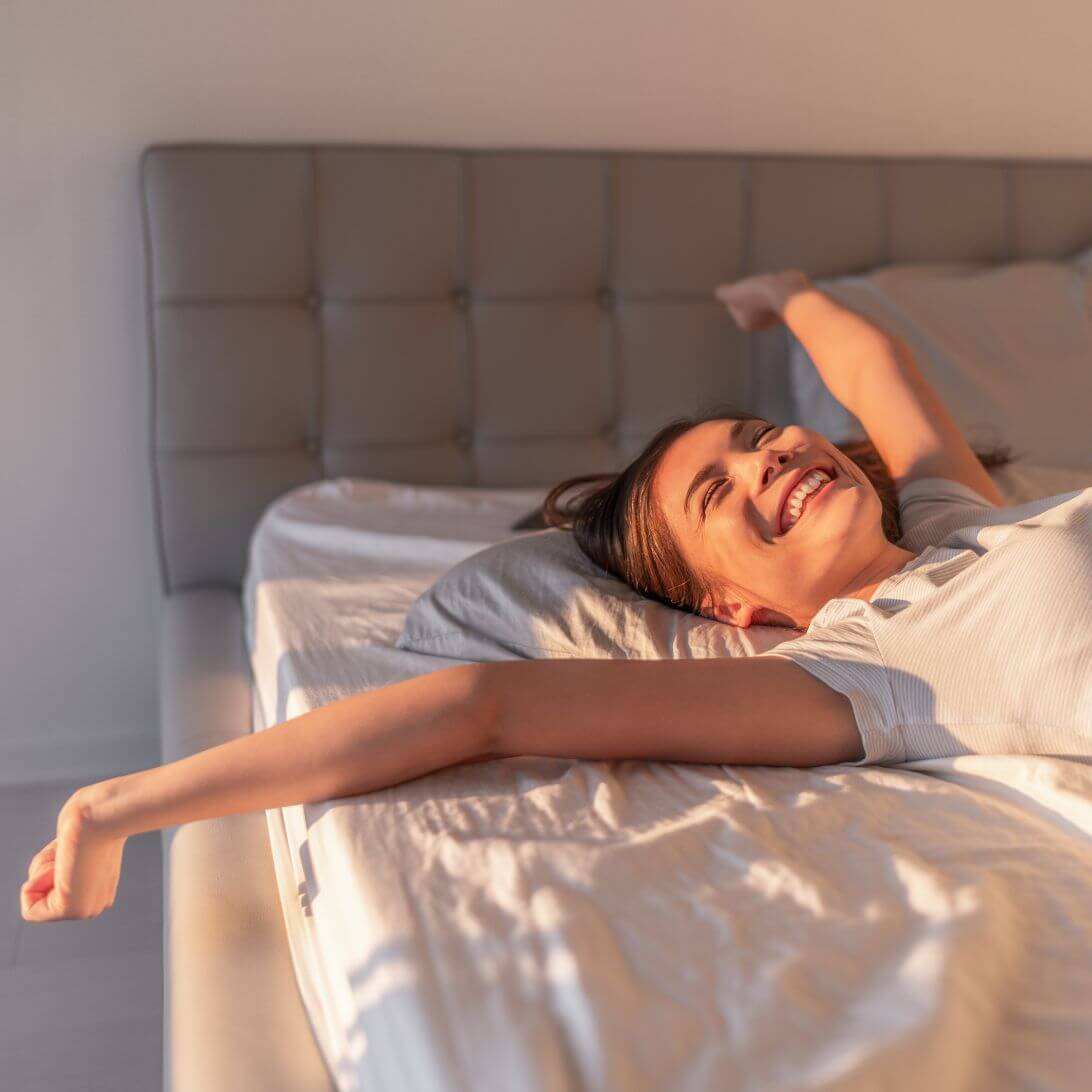 Vrouw wordt wakker na een nacht goed slapen