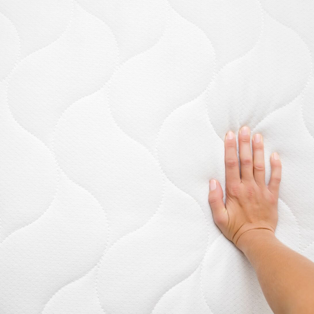 Hand op matras met probiotica