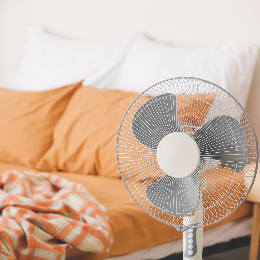 Slaaptip voor warme nachten: gebruik een ventilator, zoals op de afbeelding te zien is