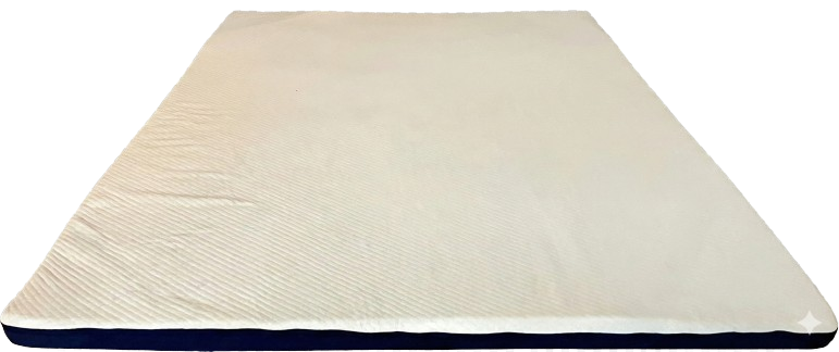 Handen leggen Matt Sleeps topper op bed