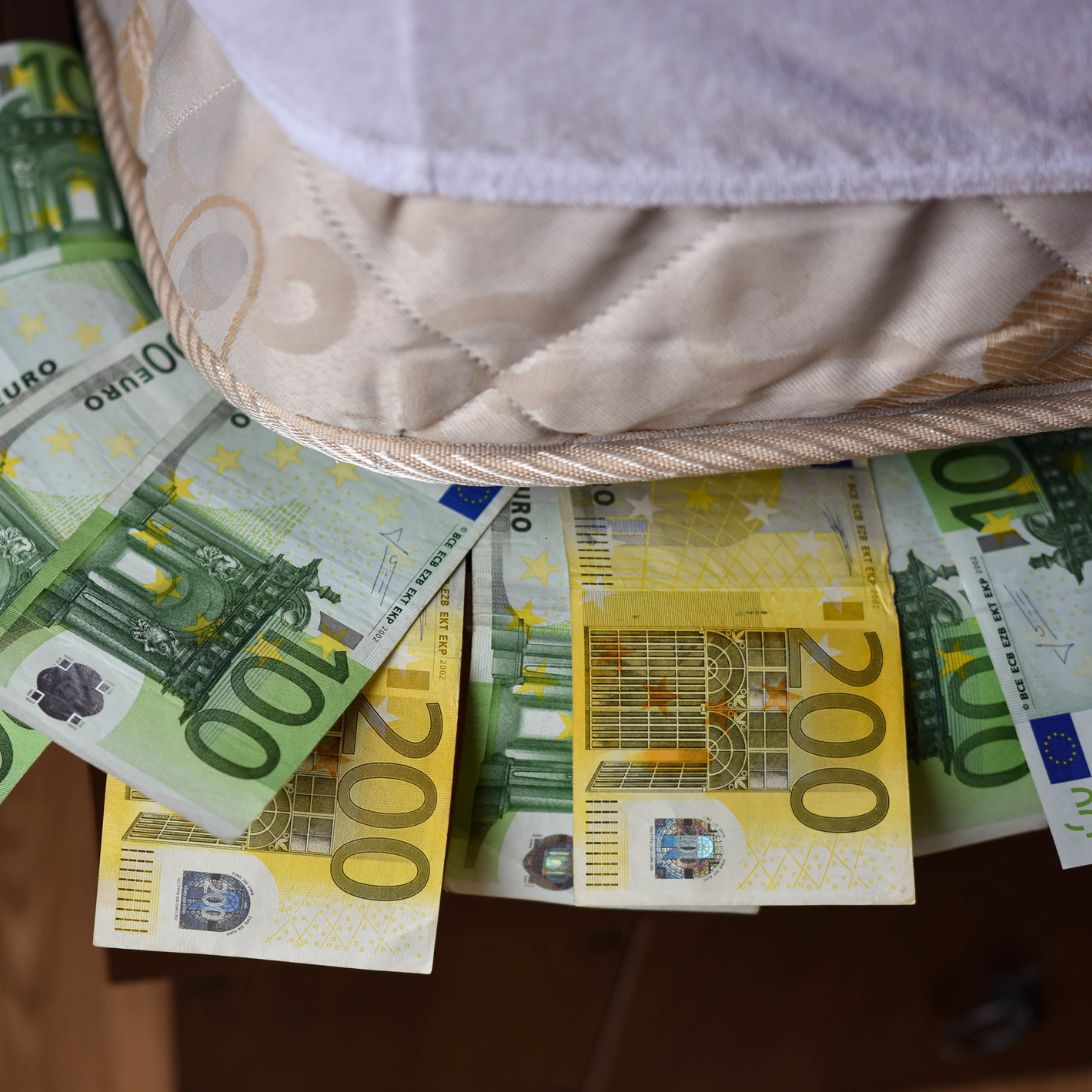 Geldbriefjes onder matras