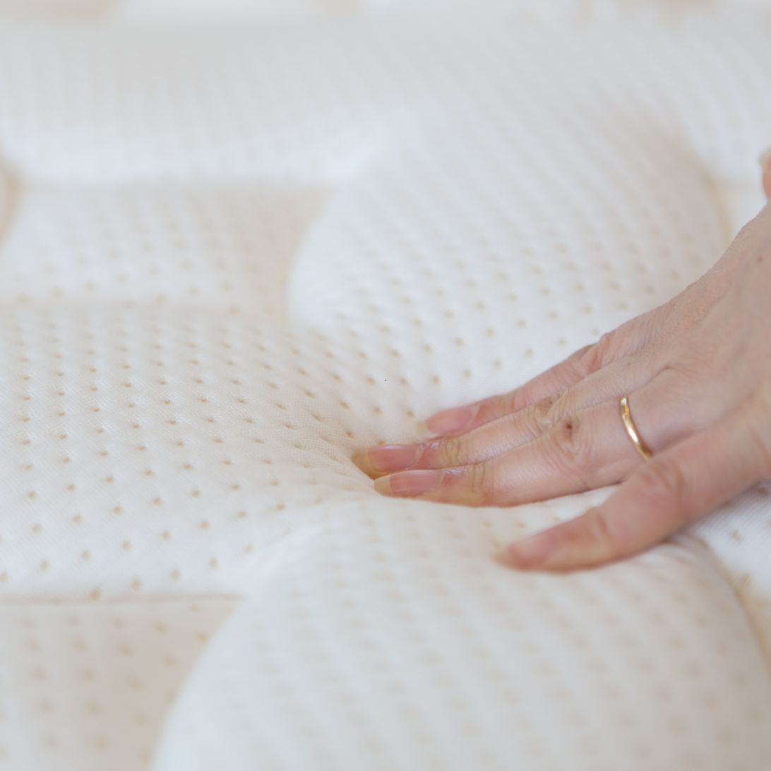 Hand voelt aan Emma O2 matras