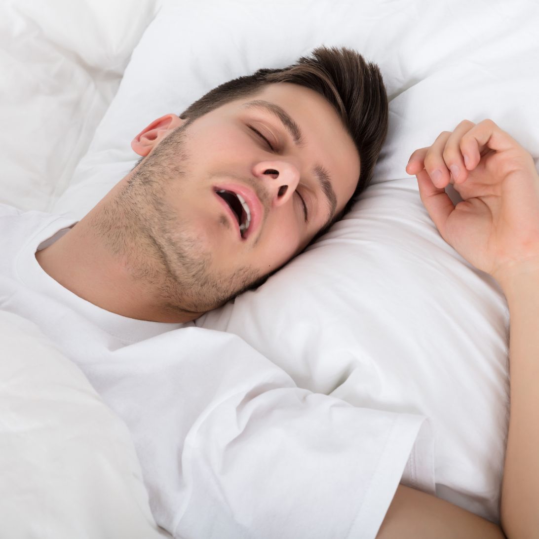 Man snurkt minder dankzij anti-snurkkussen