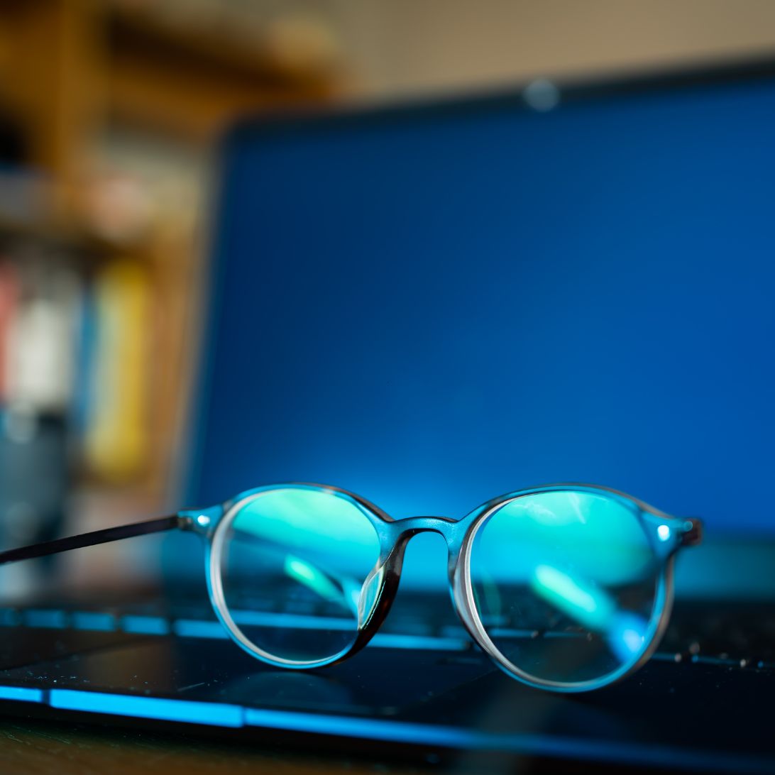 Blauw licht filter bril op toetsenbord laptop