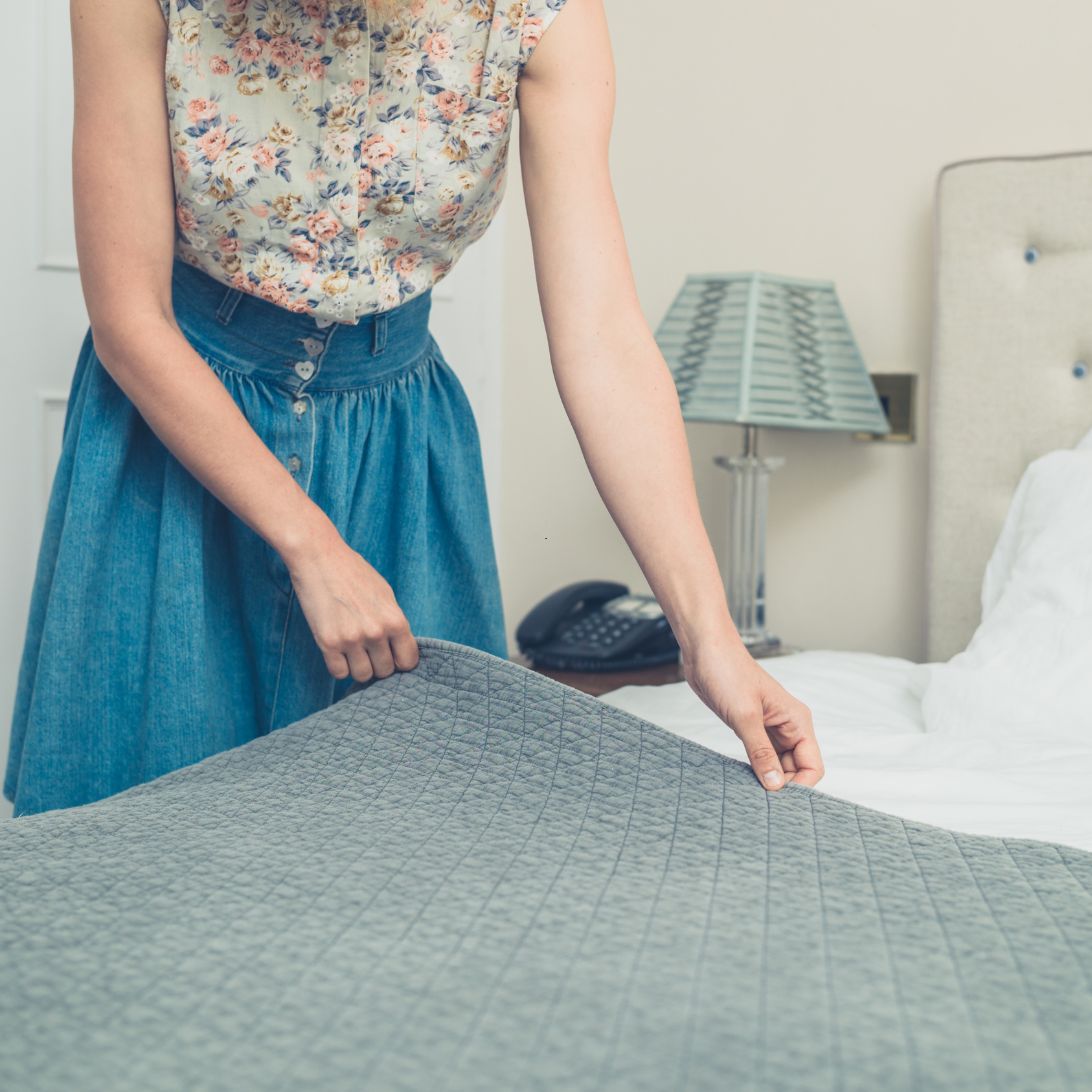 Vrouw maakt boxspring op