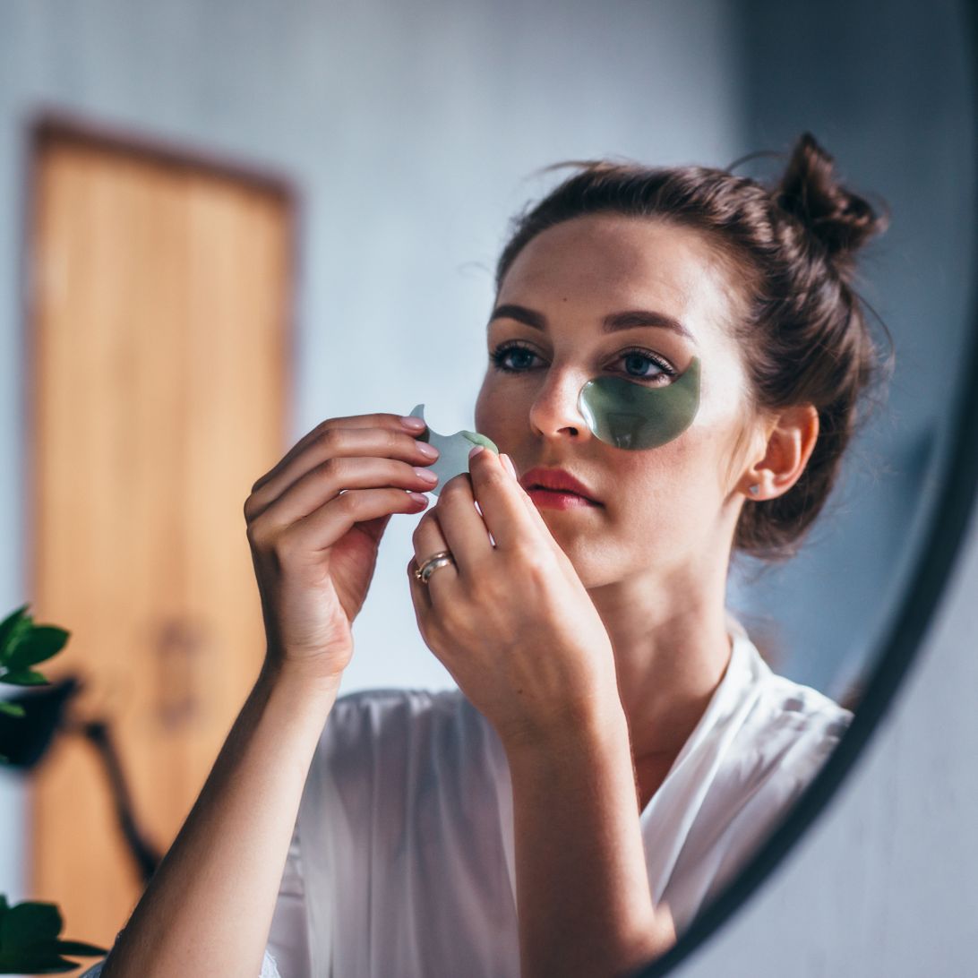 Donkere kringen 2 Vrouw gebruikt eyepatches voor het verlichten van donkere kringen