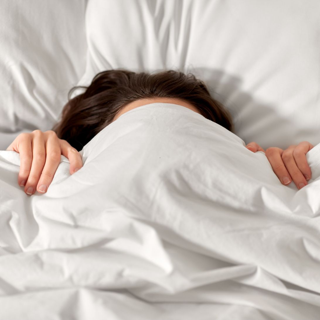 Vrouw ligt onder Emma dekbed