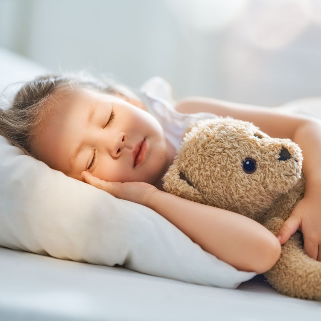 Kind ligt in IKEA kinderbed