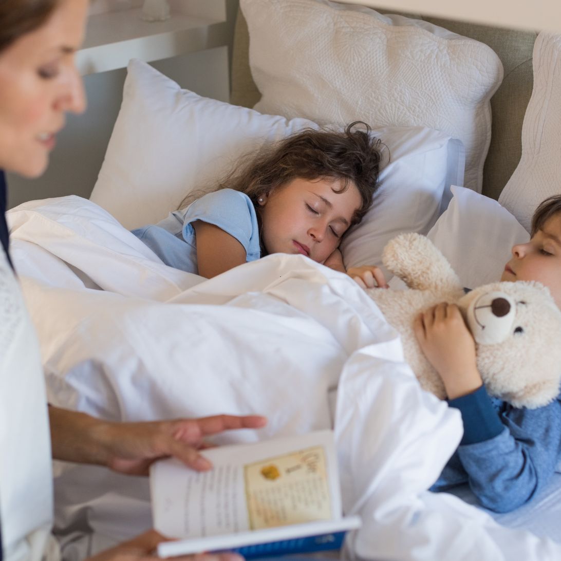 Kinderslaapcoach leest kinderen voor het slapen voor