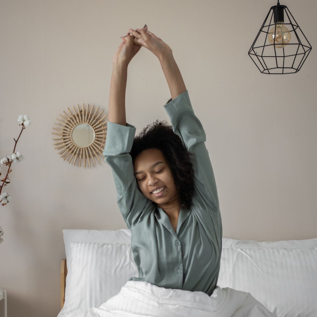 Vrouw wordt uitgerust wakker na een nacht met goede kwaliteit van slaap