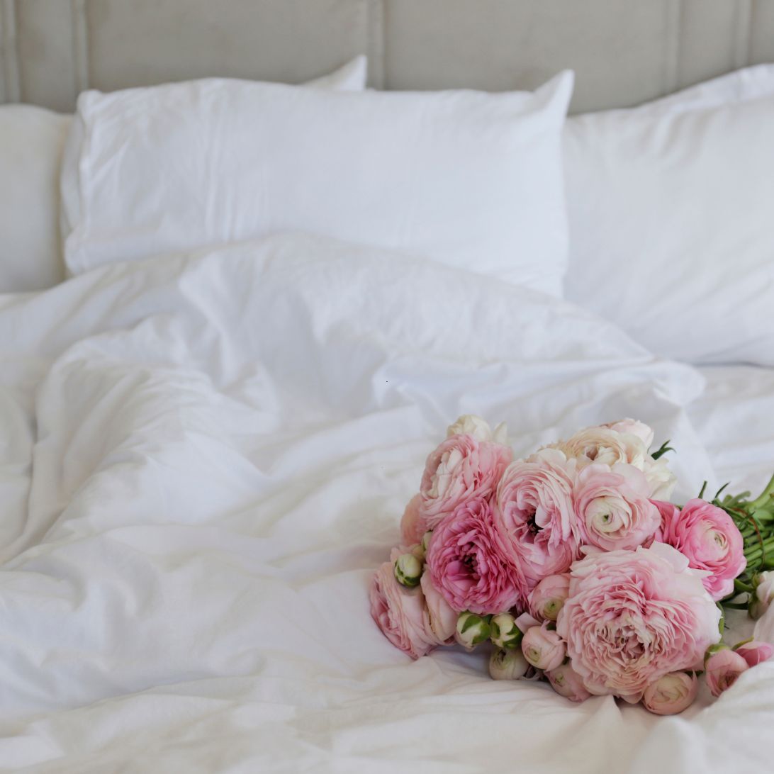 Emma signature boxspring 2 Emma Signature Boxspring met bloemen op dekbed