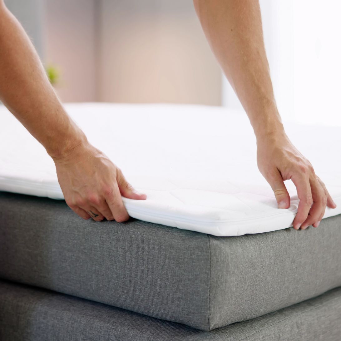 Emma topper 1 Emma Flip topper wordt op matras gelegd