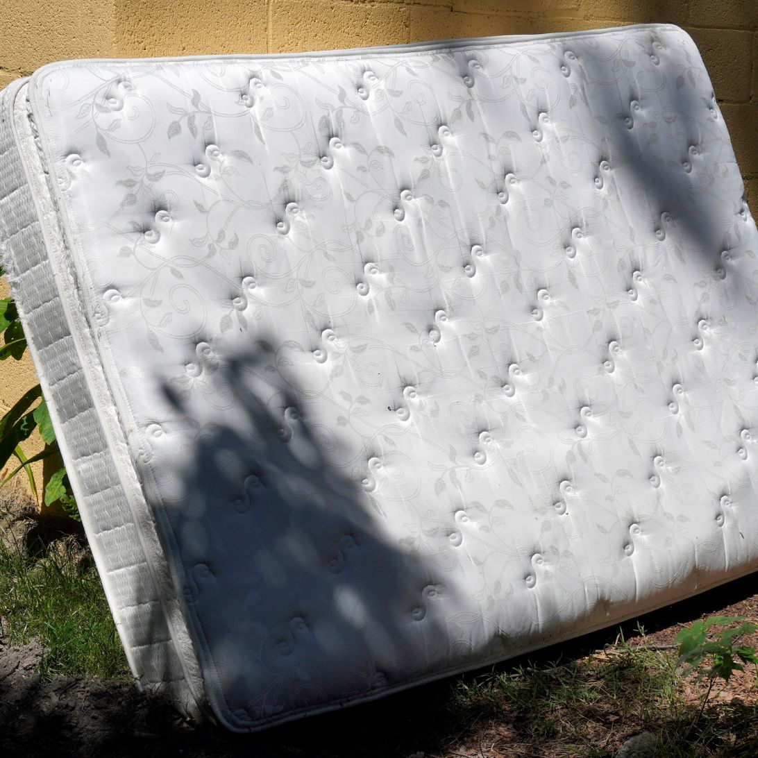 Matras is aan vervanging toe en is buiten gezet