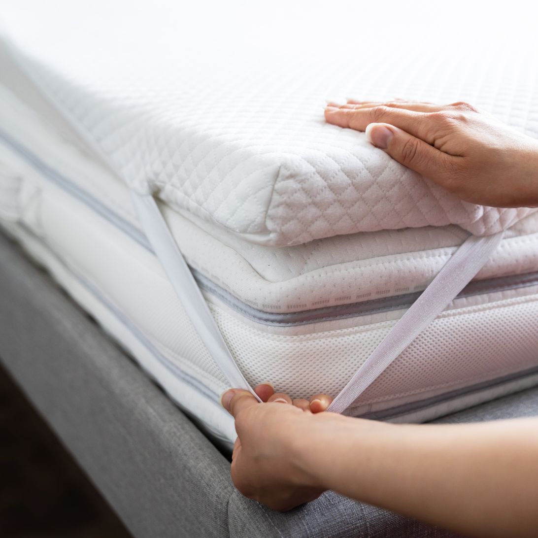 Hypnia toppers 1 Een van de Hypnia toppers wordt aan het matras bevestigd