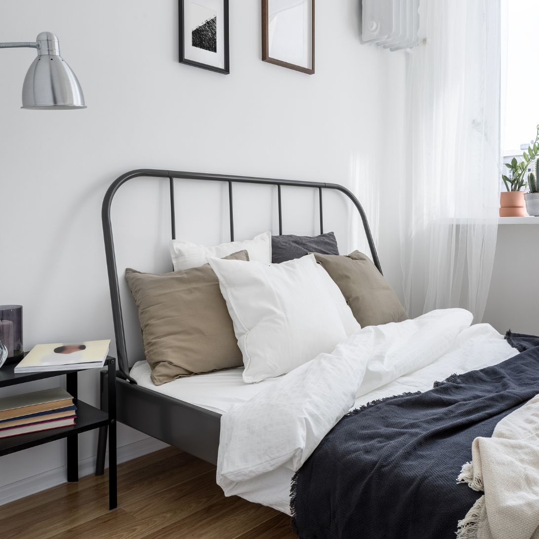 Opgedekt, metalen bed