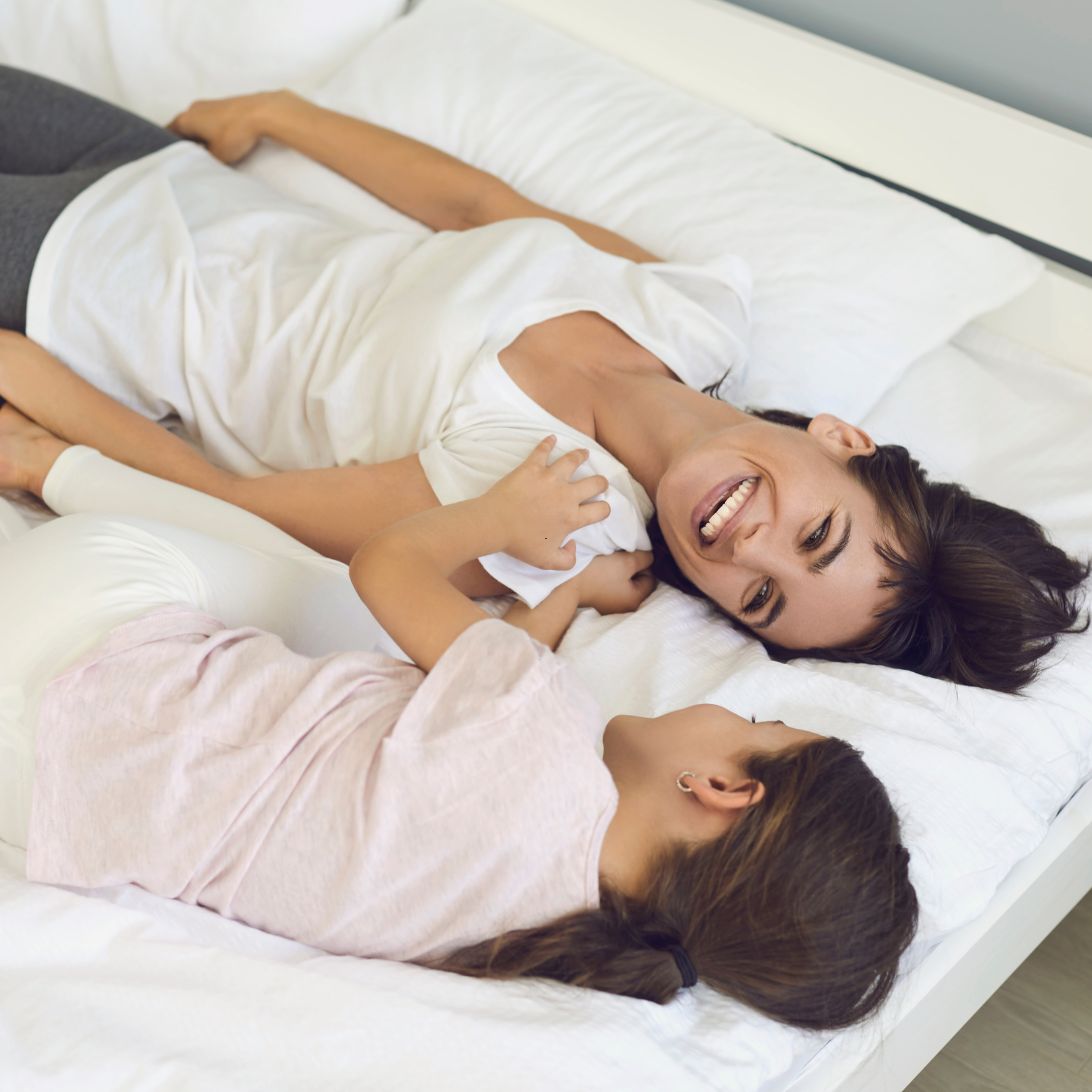 Welk matras past bij mij 1 Moeder en kind proefliggen op een matras: welk matras past bij hun?