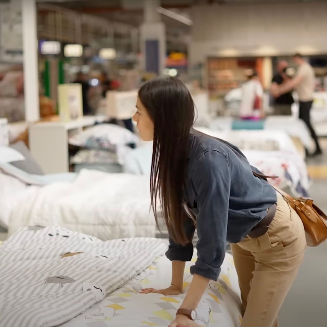 goedkoop matras kopen 2 Vrouw wil goedkoop matras kopen en is in de winkel rond aan het kijken