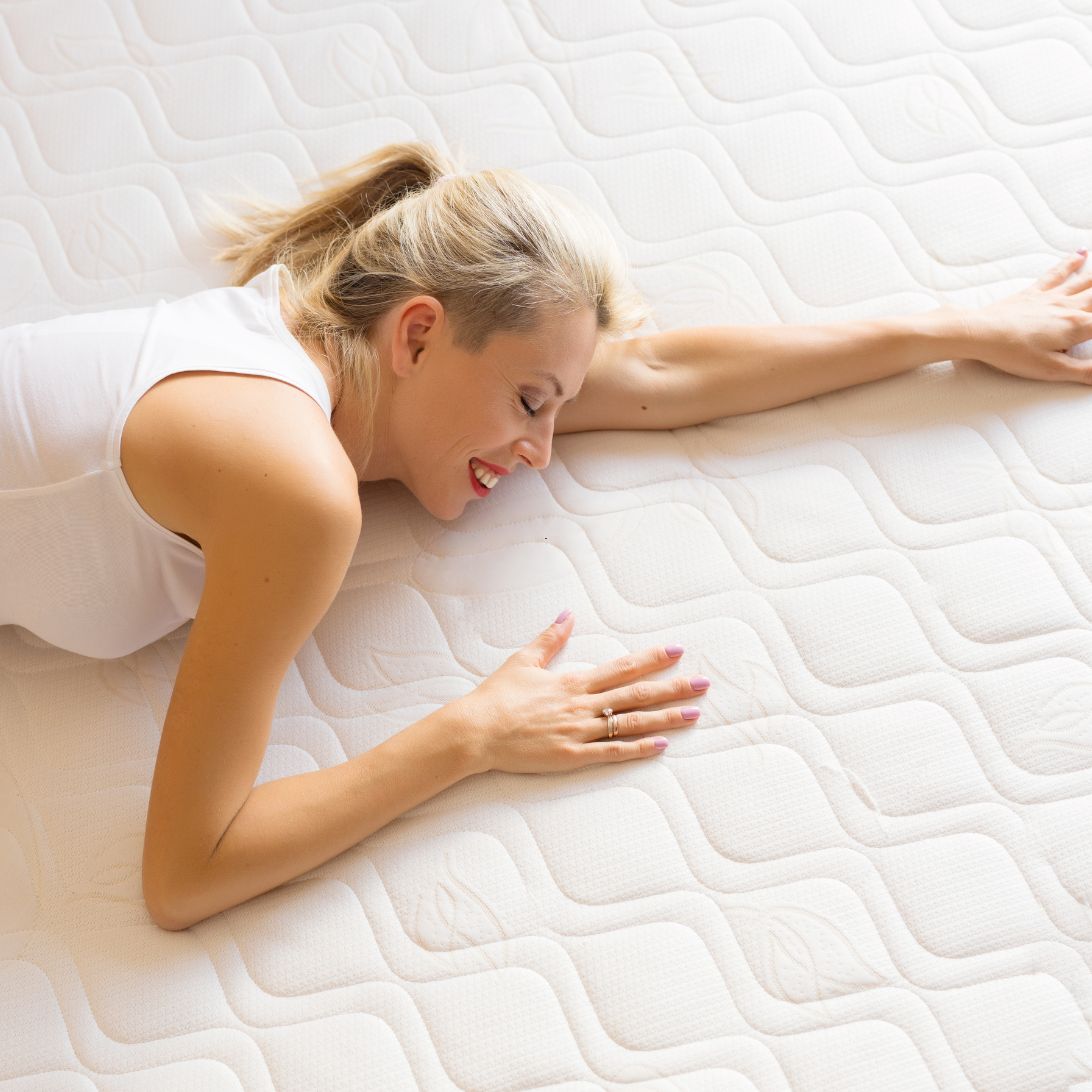 Geur matras 2 Vrouw ligt op nieuwe matras, rare geur is weg dankzij goed luchten