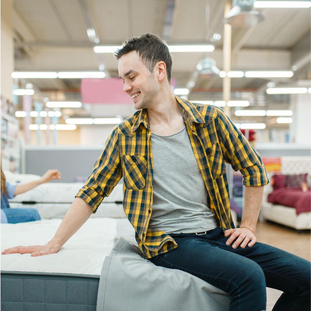 Hardheid matras 2 Man test matras hardheid in winkel