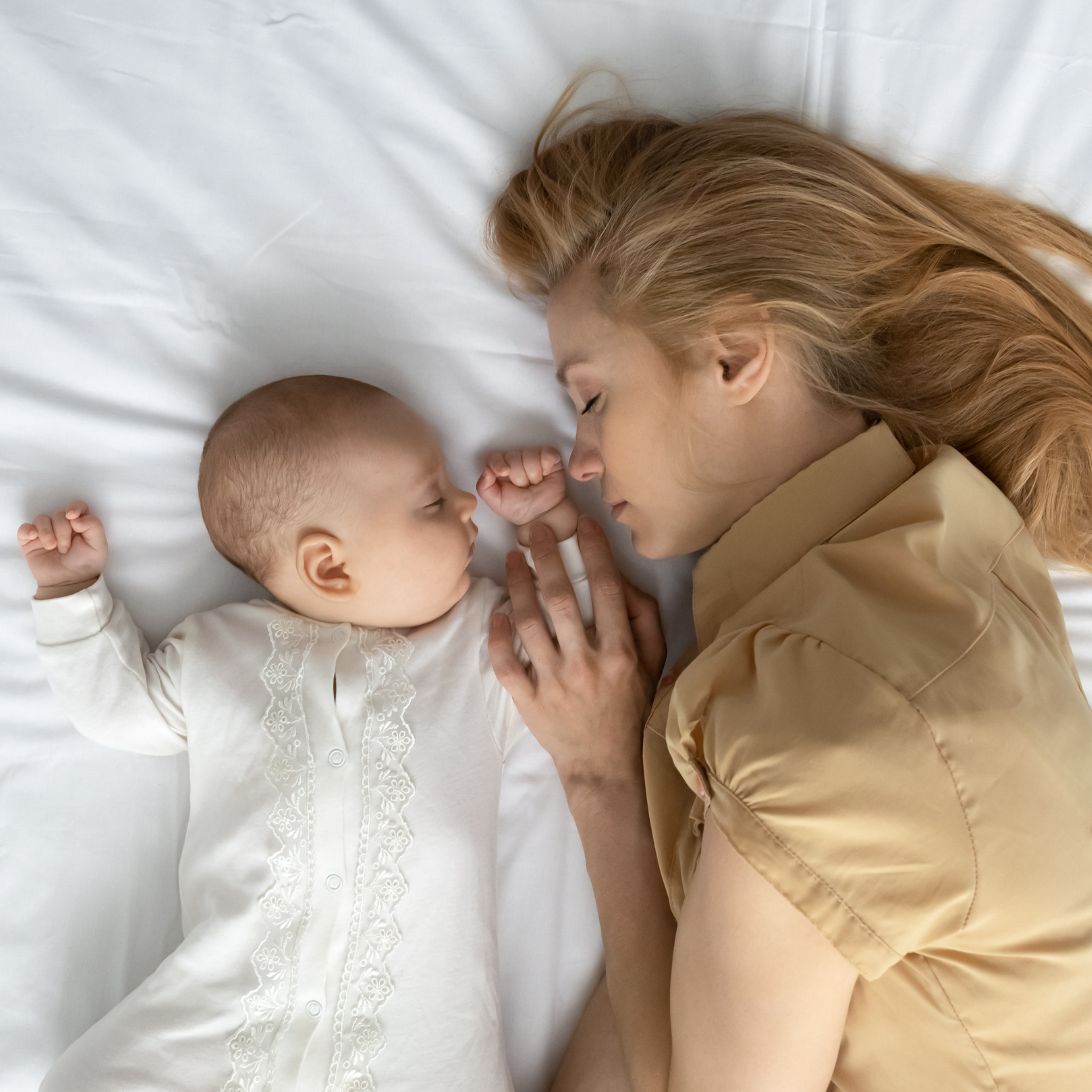 Vrouw en baby liggen te slapen op een van de Jysk matrassen