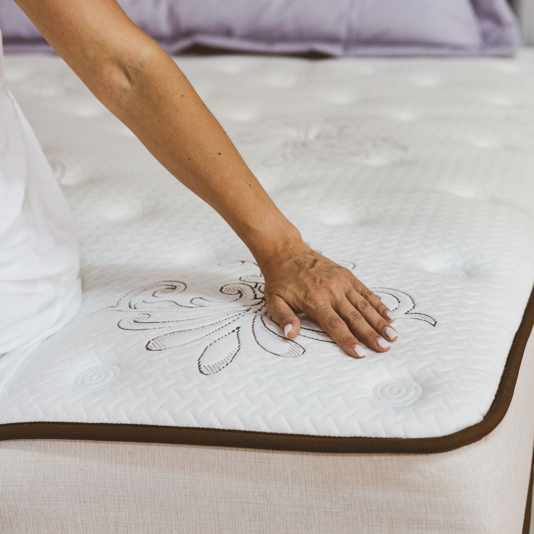 Persoon test M line en ErkendMatras® matrassen om te bepalen wie de beste is
