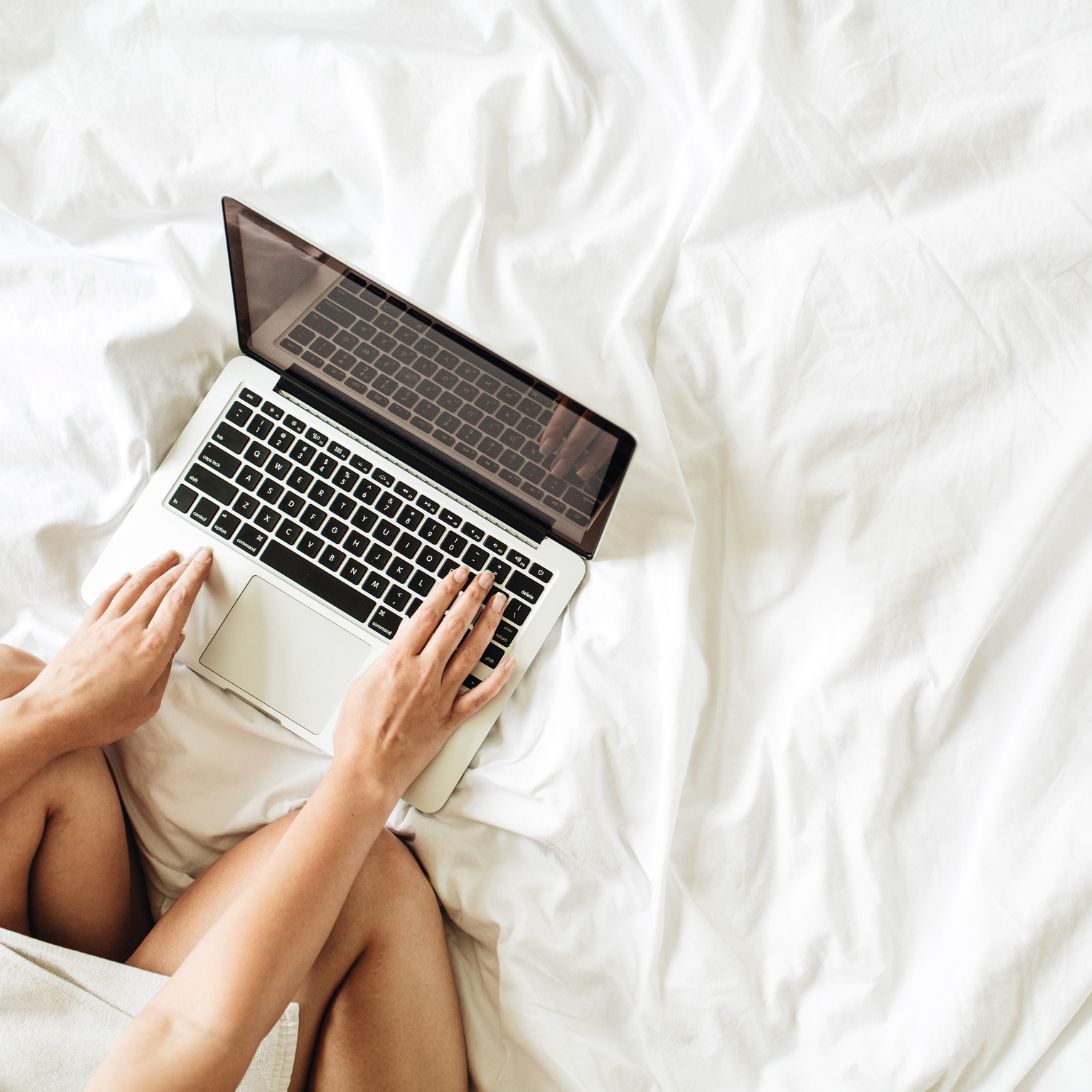 Persoon werkt aan blog van ErkendMatras® op bed