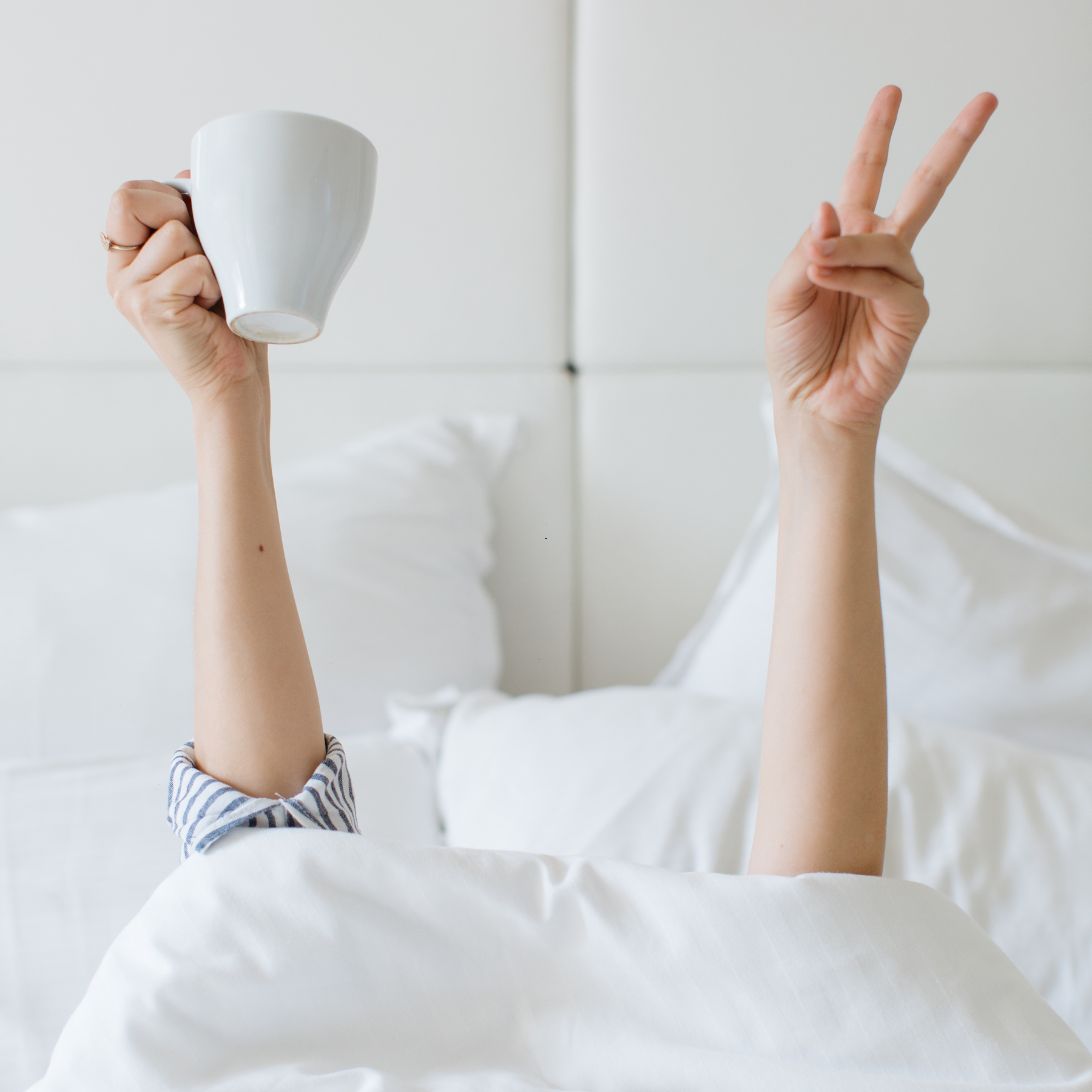 Persoon wordt wakker op alternatief Emma Hybrid matras