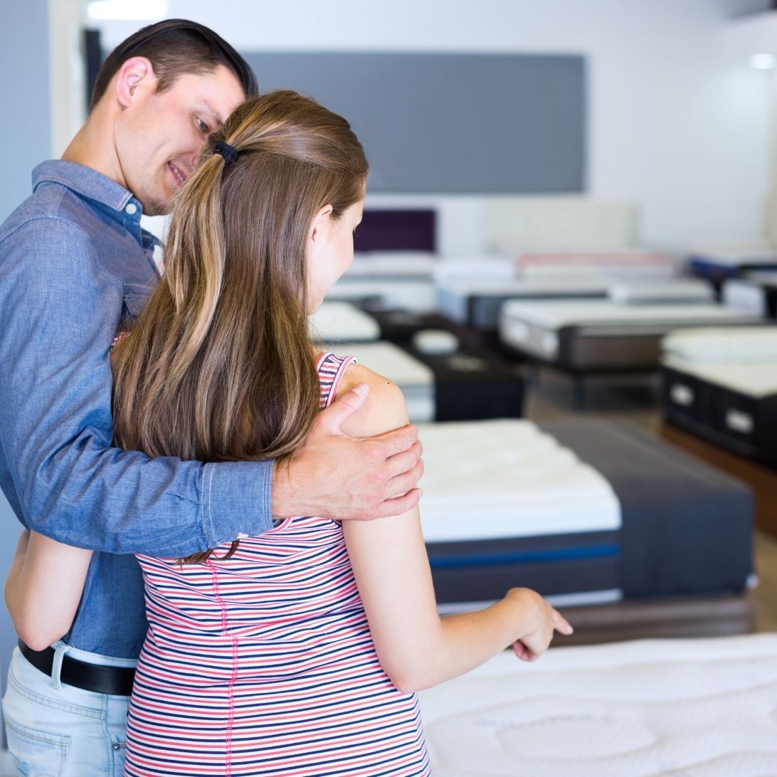 IKEA matrassen 2 Man en vrouw bekijken IKEA matras