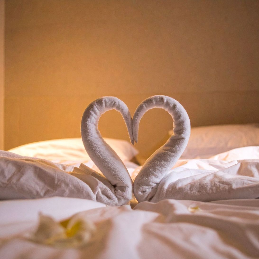 Beddengoed tot hartje gemaakt op opgemaakt bed