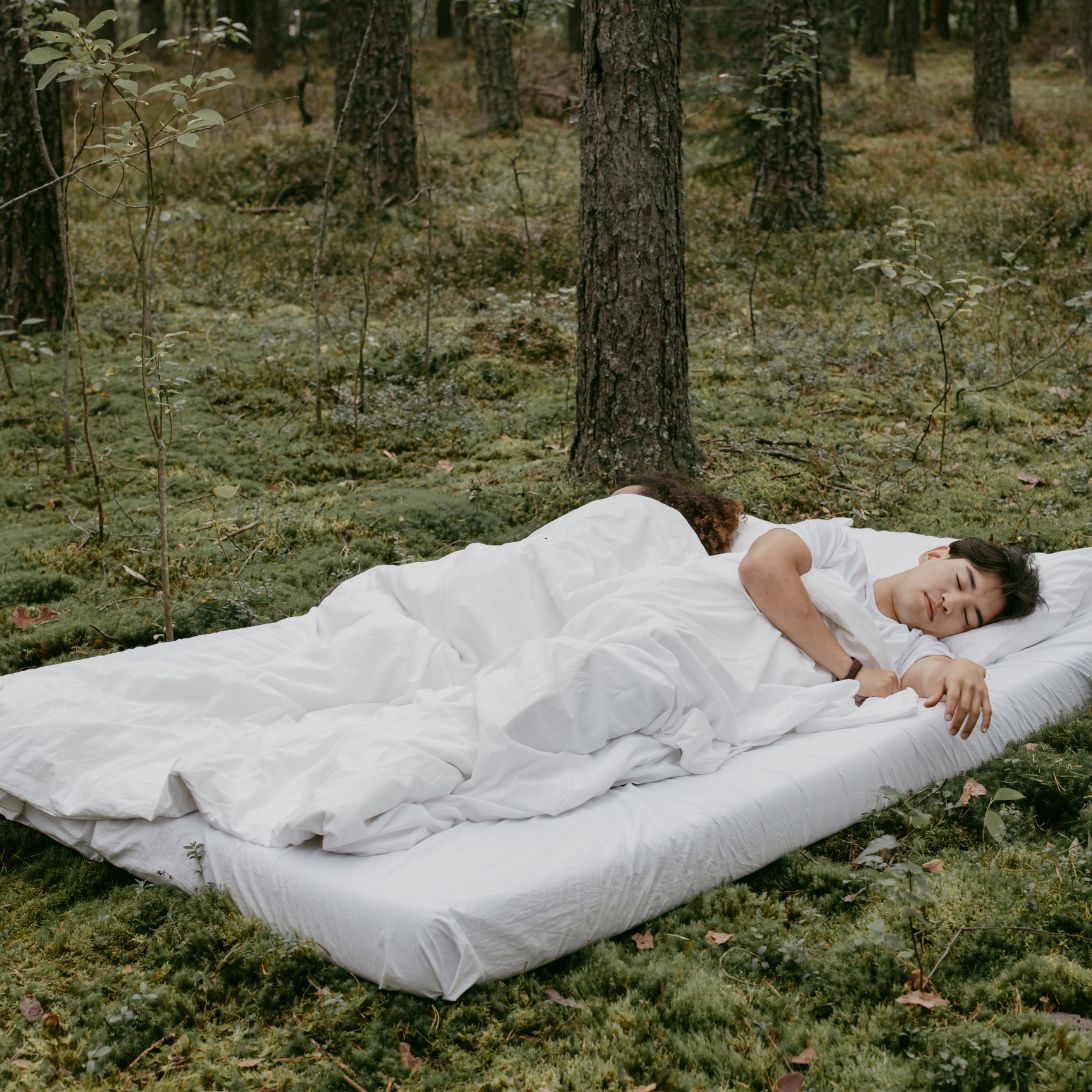 Man en vrouw slapen op Tuur matras