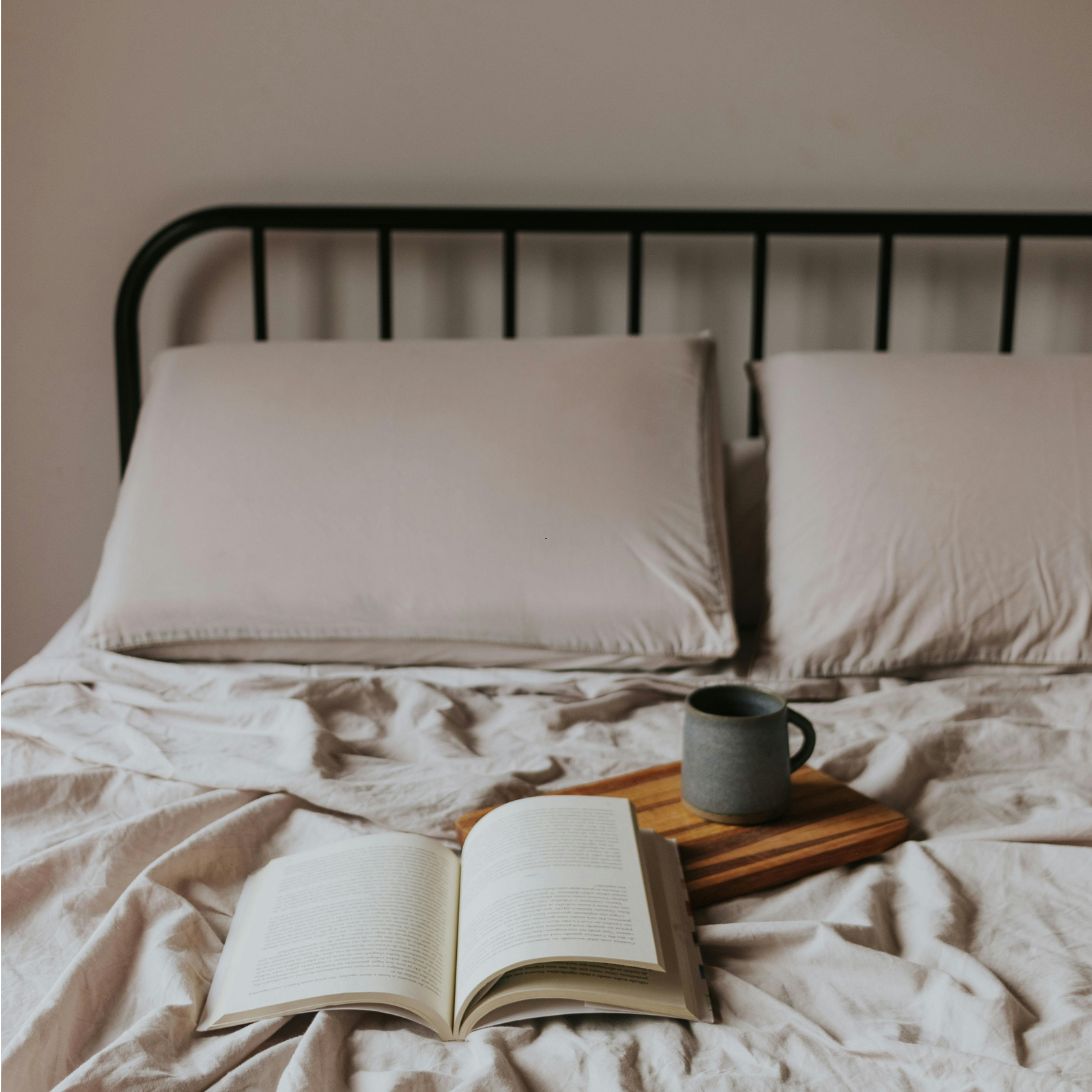 Wopilo kussen 1 Opgemaakt bed met boek, kopje en Wopilo Plus kussens