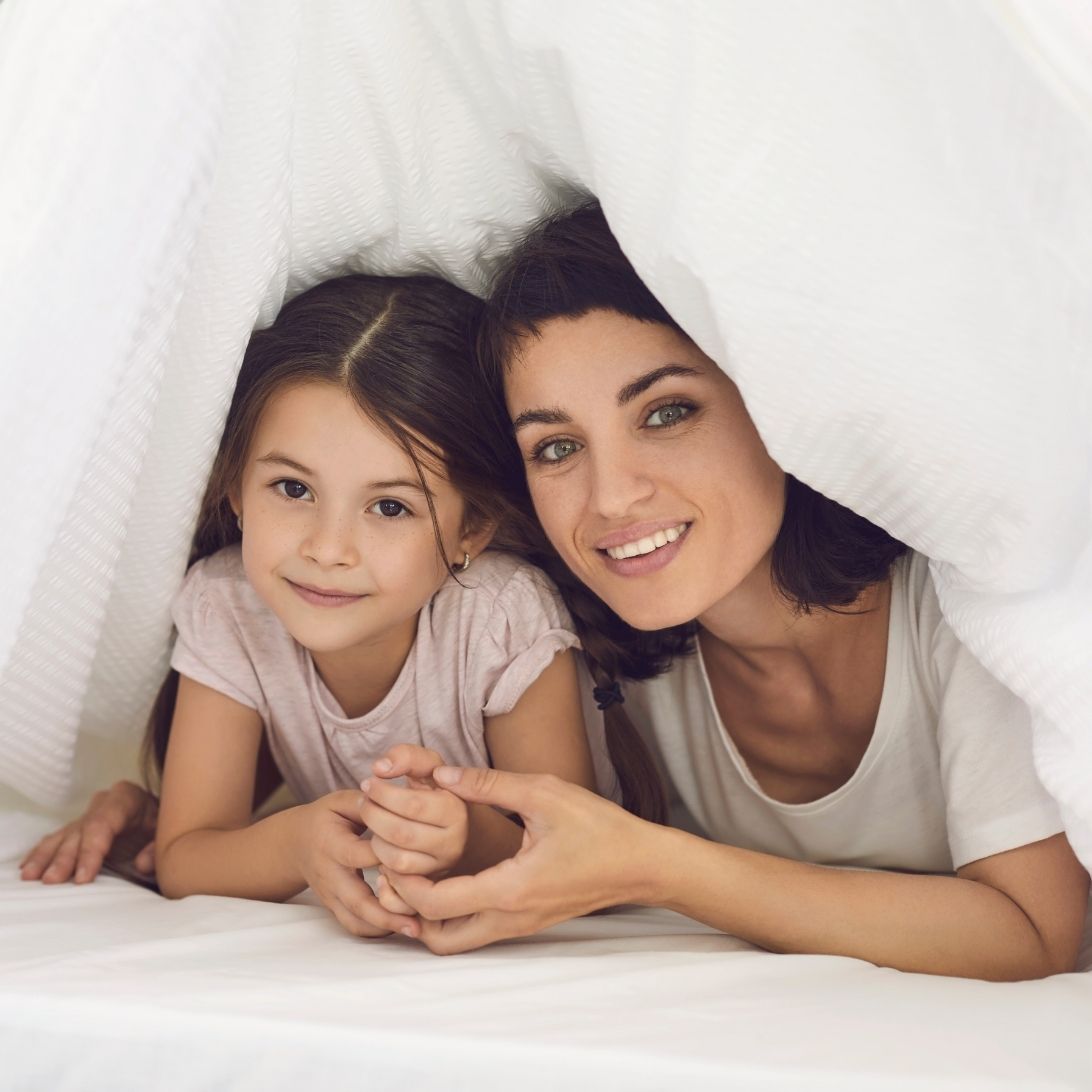 wave matras 1 Vrouw en kind liggen op Wave by M line matras