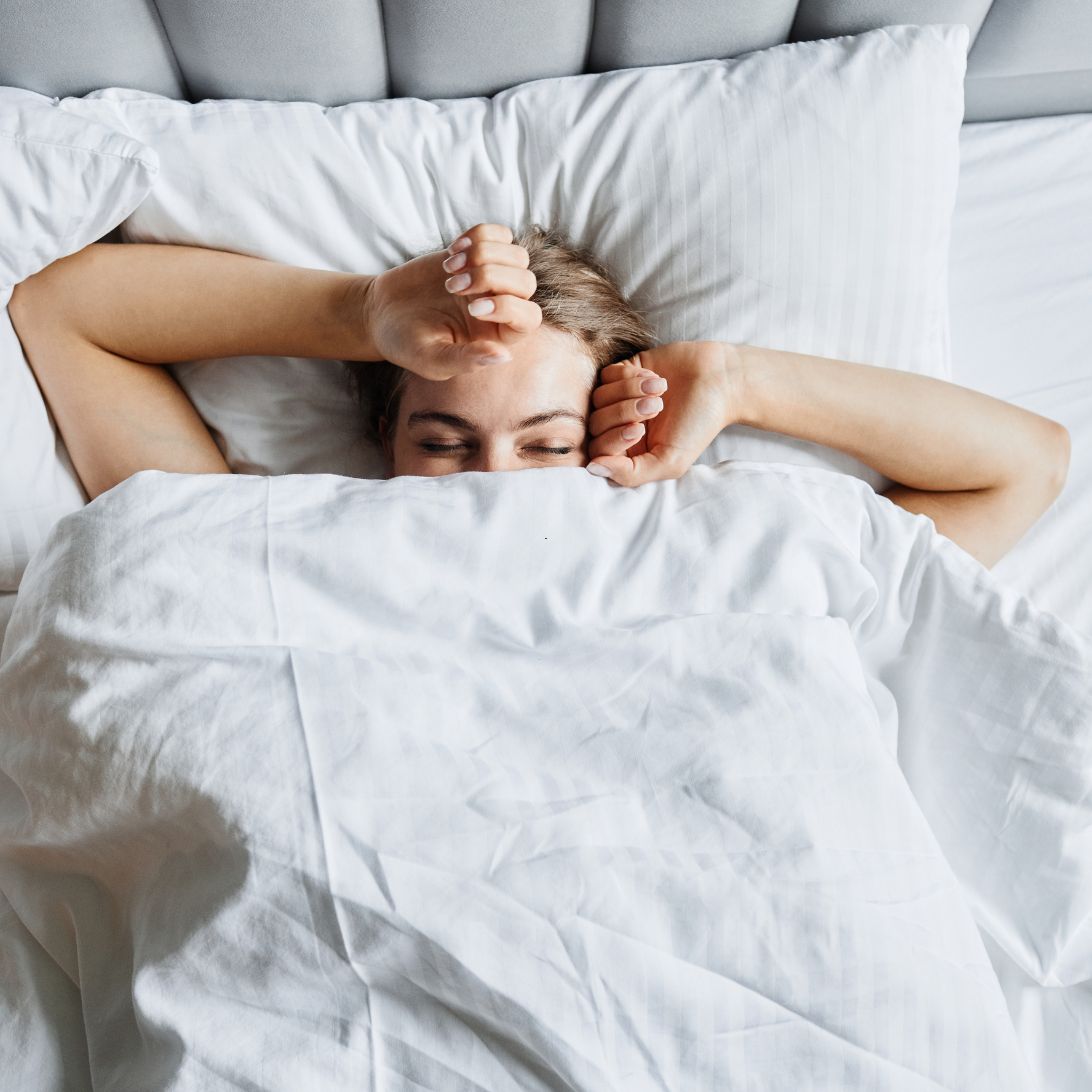 Boxspring aanbiedingen 1 Vrouw wordt wakker op boxspring die ze heeft gekocht met een boxspring aanbieding