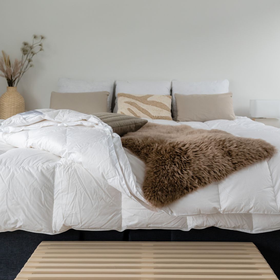 Dekbed zonder overtrek 2 Opgedekt bed met dekbed zonder overtrek, kussens en plaid