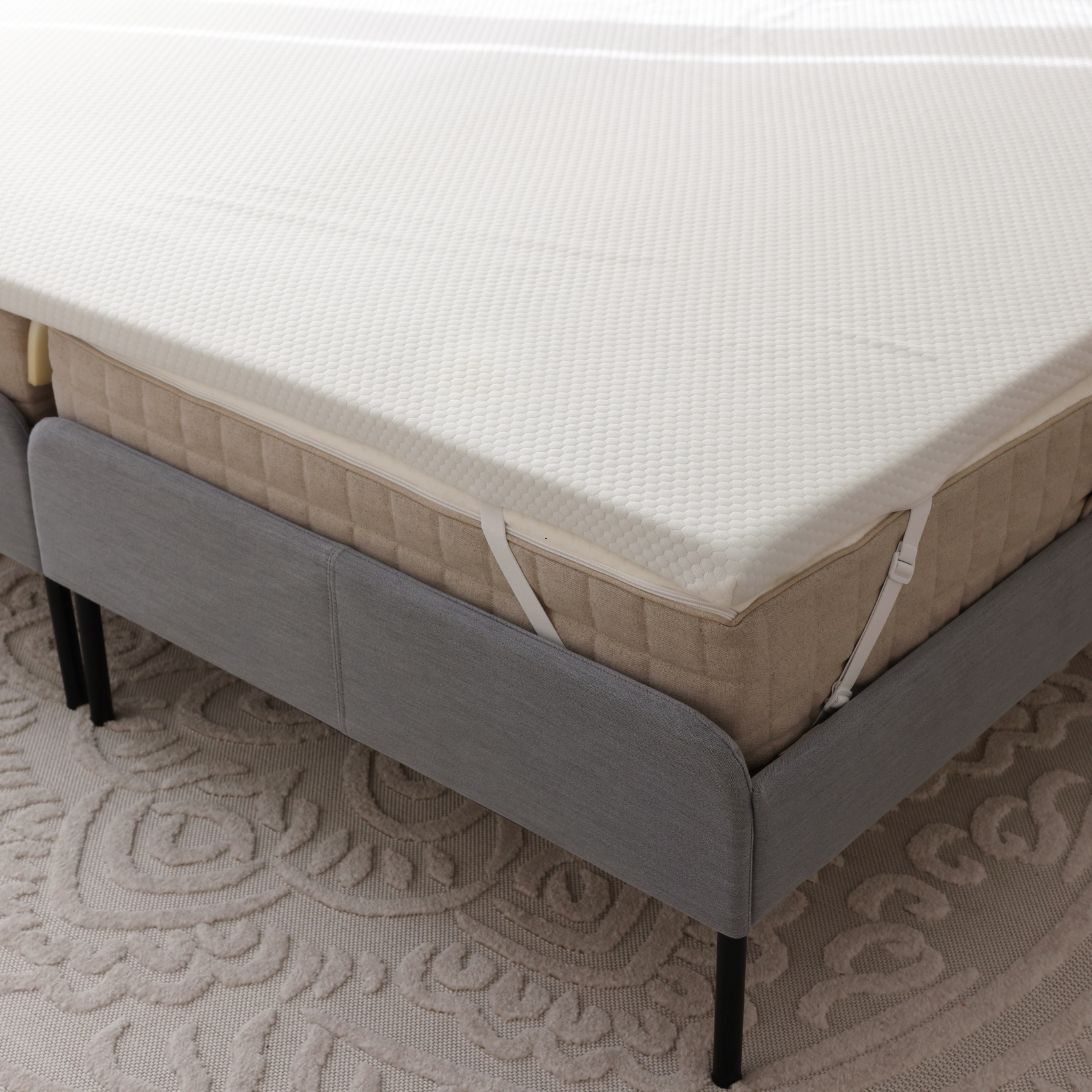 Traagschuim koudschuim topper 1 Koudschuim topper met elastieken bovenop matras