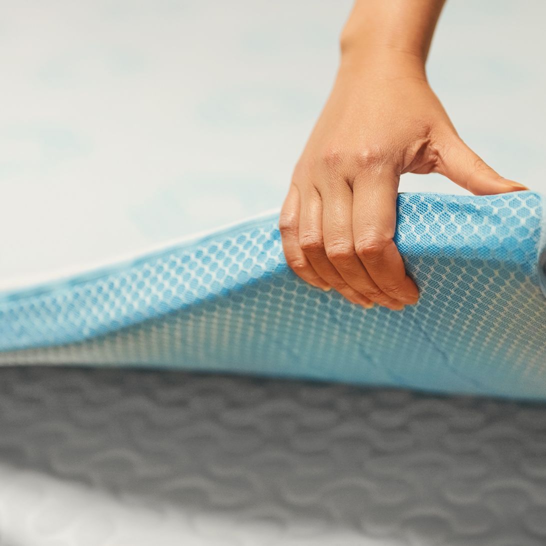 Hand houdt verkoelende topper omhoog