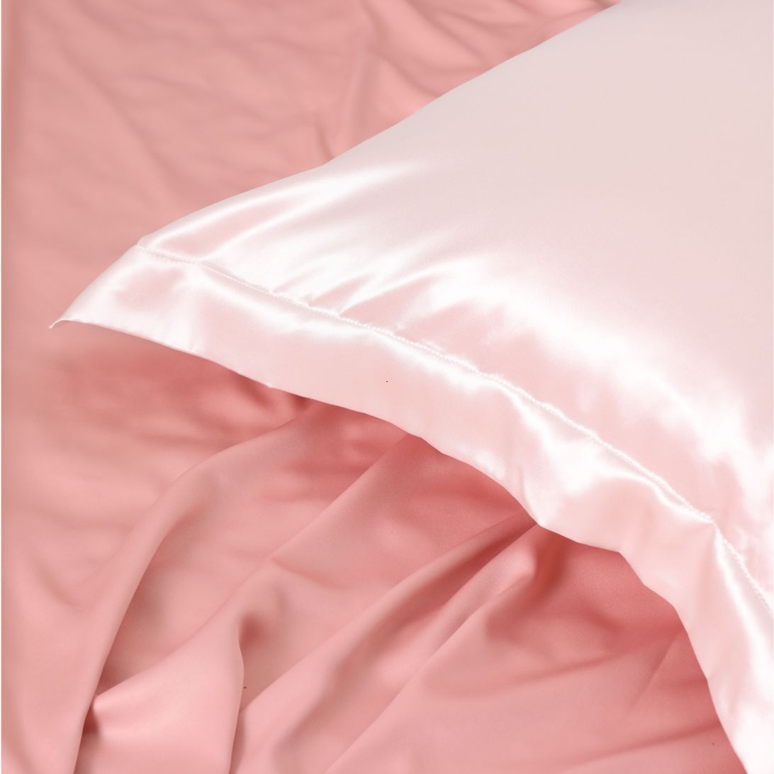 Zijden kussensloop 2 Roze zijden kussen(sloop) op roze beddengoed