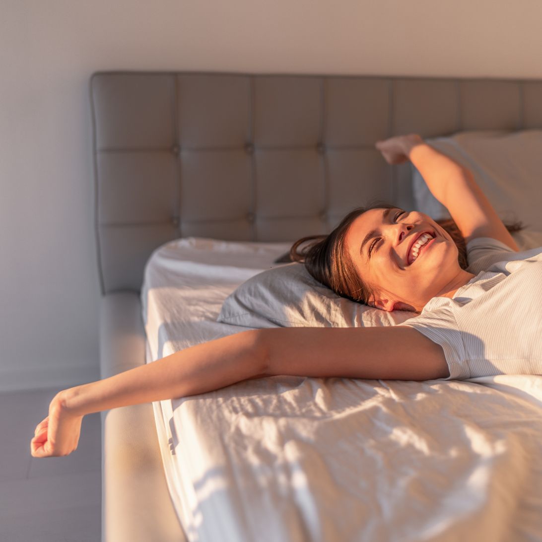 Vrouw wordt wakker op goed matras